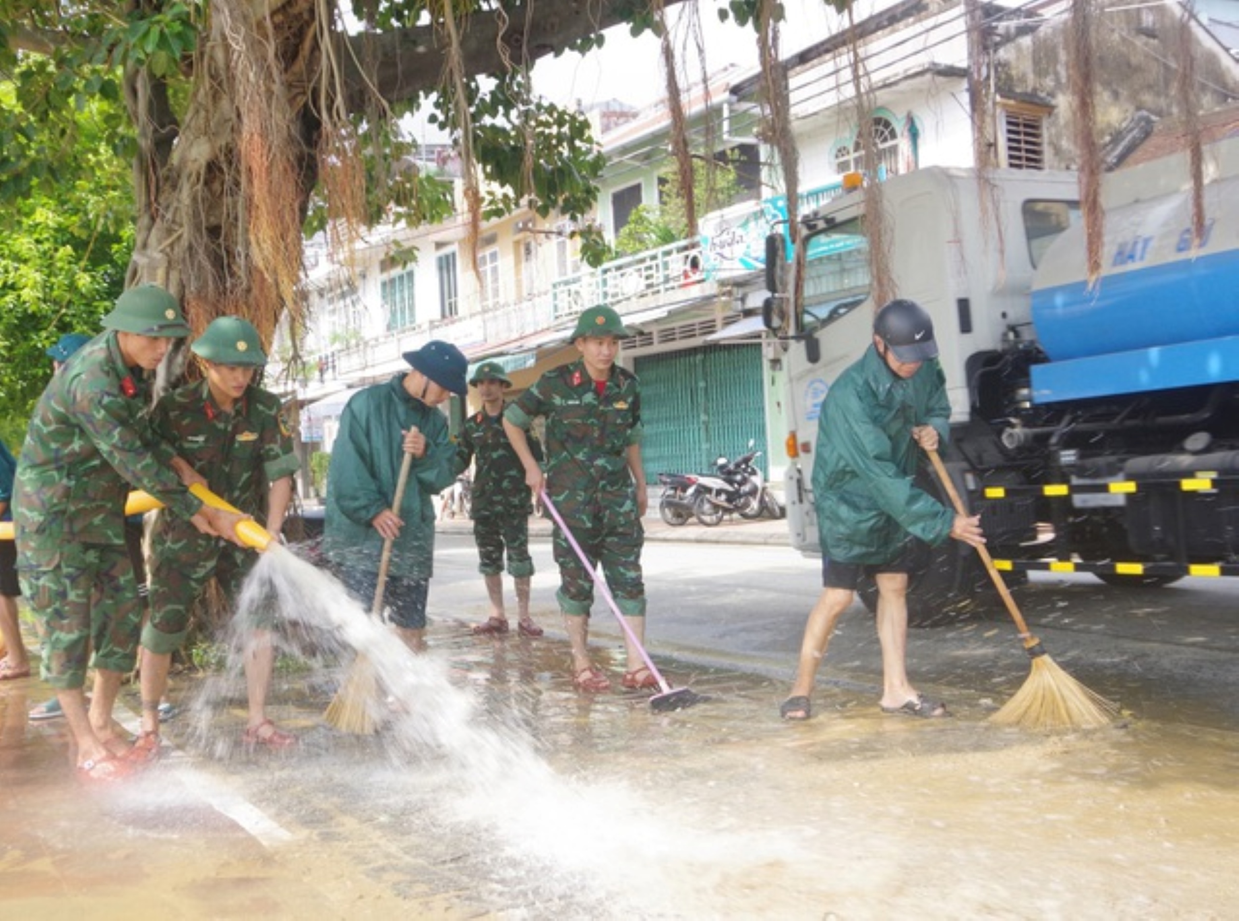 Sau cơn lũ lụt đi qua, người dân Huế cấp tập dọn dẹp